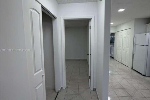 Casa en alquiler en Hialeah, Florida, 3 dormitorios, 90.12 m2 № 1926182 - foto 16