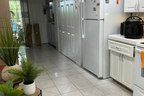 Villa ou maison à louer à Hialeah, Floride: 3 chambres, 90.12 m2 № 1926182 - photo 3