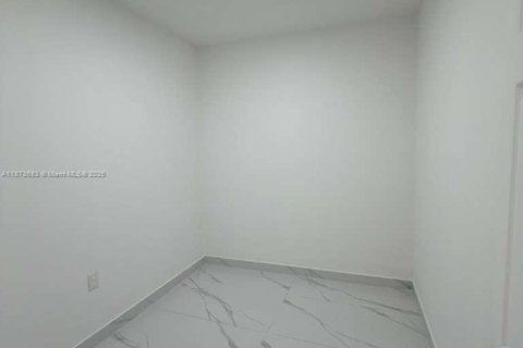 Casa en alquiler en Hialeah, Florida, 3 dormitorios, 90.12 m2 № 1926182 - foto 9