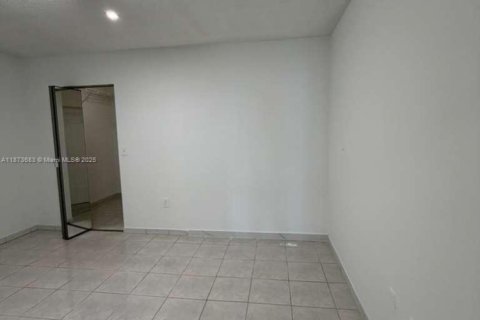Casa en alquiler en Hialeah, Florida, 3 dormitorios, 90.12 m2 № 1926182 - foto 10