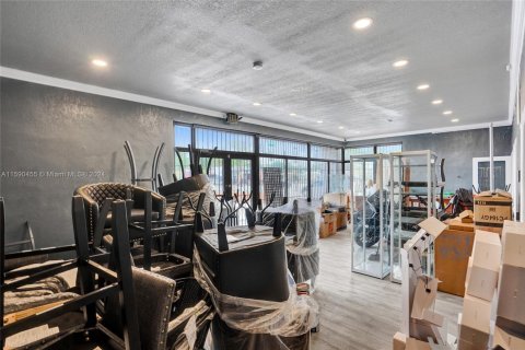 Commercial property in Miami, Florida № 1180117