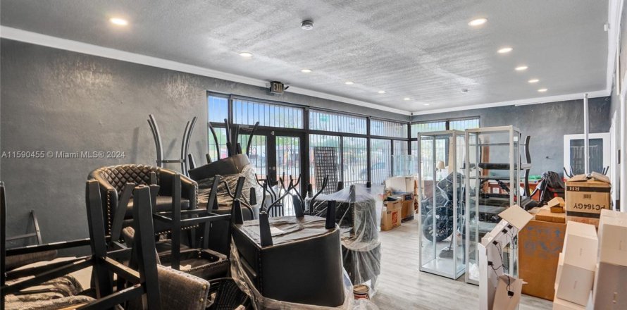 Commercial property in Miami, Florida № 1180117
