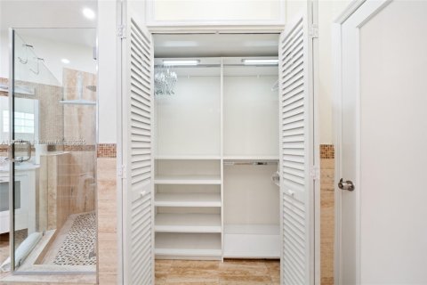 Villa ou maison à louer à Miami, Floride: 4 chambres, 248.89 m2 № 1972053 - photo 16