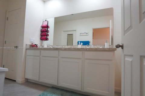 Купить виллу или дом в Порт-Сент-Луси, Флорида 3 спальни, 149.94м2, № 2022324 - фото 25