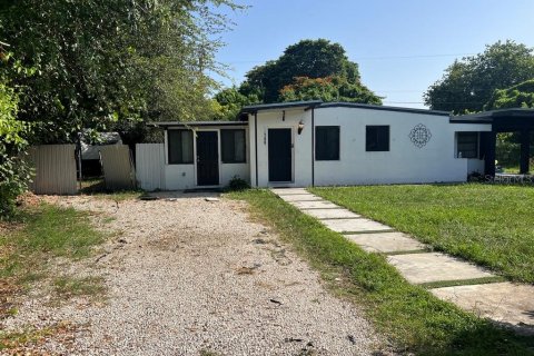 House in Miami, Florida 2 bedrooms, 114.18 sq.m. № 2370791
