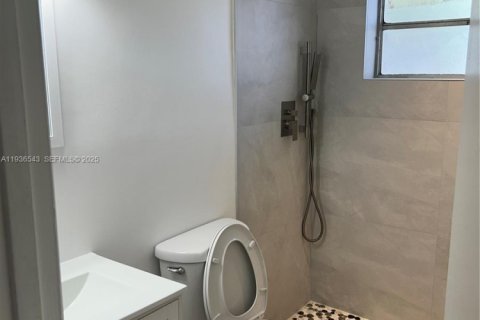 House in Hialeah, Florida 3 bedrooms, 202.43 sq.m. № 1994530 - photo 11