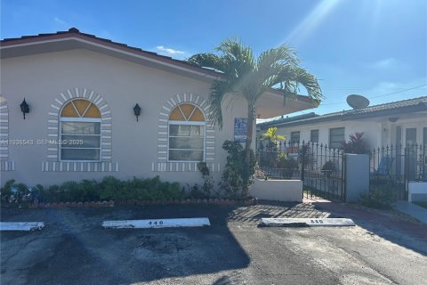 House in Hialeah, Florida 3 bedrooms, 202.43 sq.m. № 1994530 - photo 1