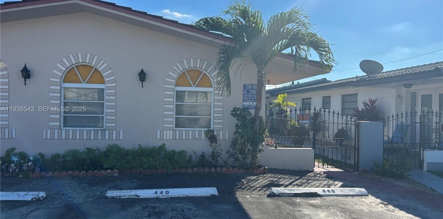 House in Hialeah, Florida 3 bedrooms, 202.43 sq.m. № 1994530