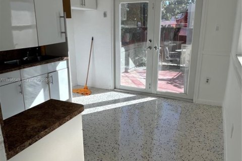 House in Hialeah, Florida 3 bedrooms, 202.43 sq.m. № 1994530 - photo 17