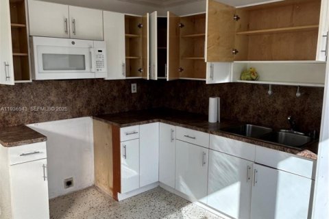 House in Hialeah, Florida 3 bedrooms, 202.43 sq.m. № 1994530 - photo 18