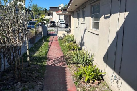 House in Hialeah, Florida 3 bedrooms, 202.43 sq.m. № 1994530 - photo 23