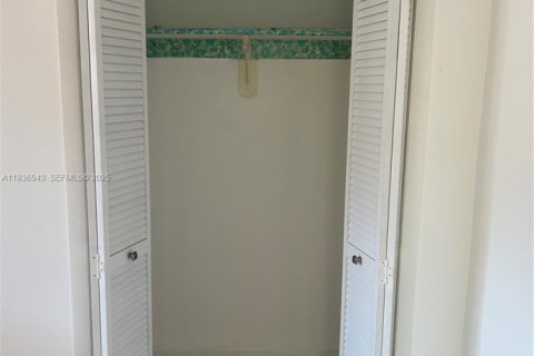 House in Hialeah, Florida 3 bedrooms, 202.43 sq.m. № 1994530 - photo 6