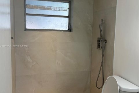 House in Hialeah, Florida 3 bedrooms, 202.43 sq.m. № 1994530 - photo 9