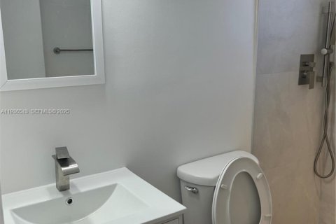 House in Hialeah, Florida 3 bedrooms, 202.43 sq.m. № 1994530 - photo 12