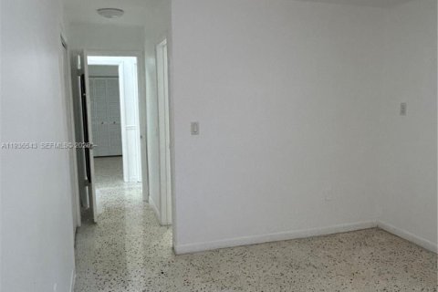 House in Hialeah, Florida 3 bedrooms, 202.43 sq.m. № 1994530 - photo 16