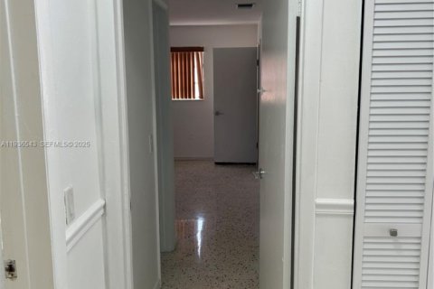 House in Hialeah, Florida 3 bedrooms, 202.43 sq.m. № 1994530 - photo 10