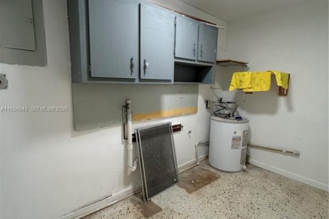 House in Hialeah, Florida 3 bedrooms, 202.43 sq.m. № 1994530 - photo 15