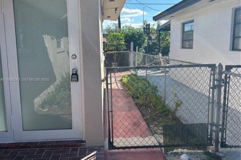 House in Hialeah, Florida 3 bedrooms, 202.43 sq.m. № 1994530 - photo 2