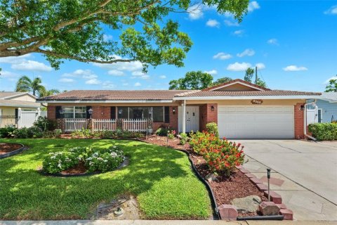 House in Saint Petersburg, Florida 4 bedrooms, 202.53 sq.m. № 1721041 - photo 1