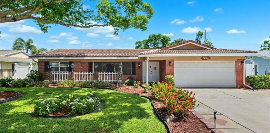 House in Saint Petersburg, Florida 4 bedrooms, 202.53 sq.m. № 1721041