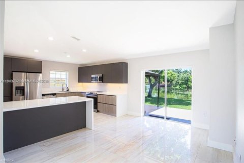 House in Miami, Florida 3 bedrooms, 153.66 sq.m. № 1998359 - photo 5