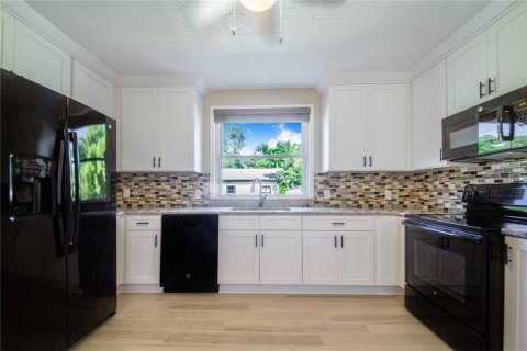 House in Haines City, Florida 4 bedrooms, 226.59 sq.m. № 1797256 - photo 21