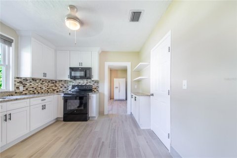 House in Haines City, Florida 4 bedrooms, 226.59 sq.m. № 1797256 - photo 22