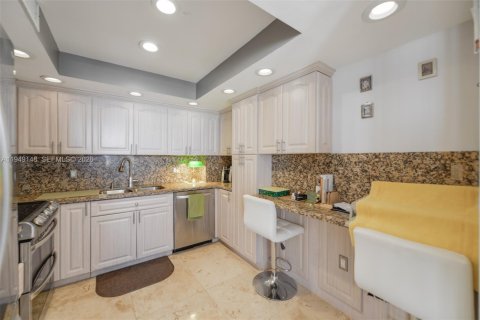 Condo in Hallandale Beach, Florida, 2 bedrooms  № 2004898 - photo 9