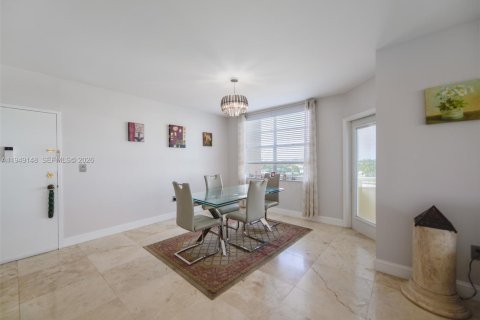 Condo in Hallandale Beach, Florida, 2 bedrooms  № 2004898 - photo 8