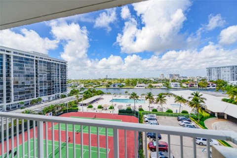 Condo in Hallandale Beach, Florida, 2 bedrooms  № 2004898 - photo 25