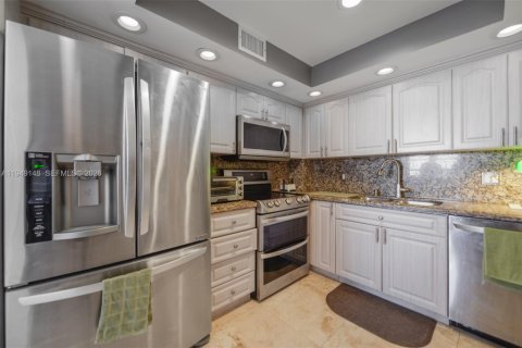 Condo in Hallandale Beach, Florida, 2 bedrooms  № 2004898 - photo 11