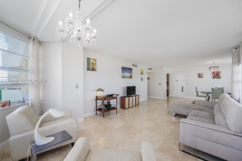 Condo in Hallandale Beach, Florida, 2 bedrooms  № 2004898 - photo 6