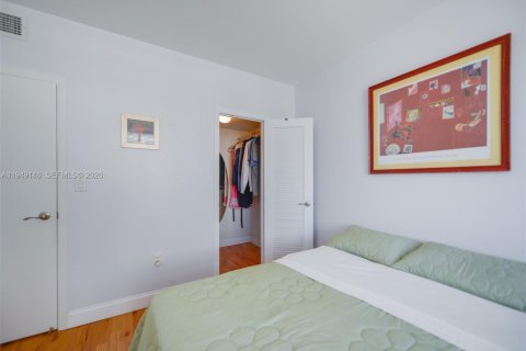 Condo in Hallandale Beach, Florida, 2 bedrooms  № 2004898 - photo 21