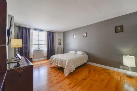 Condo in Hallandale Beach, Florida, 2 bedrooms  № 2004898 - photo 12