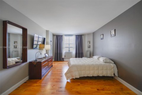 Condo in Hallandale Beach, Florida, 2 bedrooms  № 2004898 - photo 13