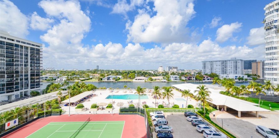 Condo in Hallandale Beach, Florida, 2 bedrooms  № 2004898