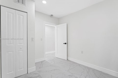 House in Fort Lauderdale, Florida 5 bedrooms, 169.55 sq.m. № 2069655 - photo 22