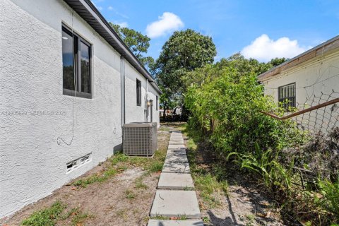 House in Fort Lauderdale, Florida 5 bedrooms, 169.55 sq.m. № 2069655 - photo 27