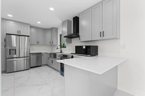 House in Fort Lauderdale, Florida 5 bedrooms, 169.55 sq.m. № 2069655 - photo 3