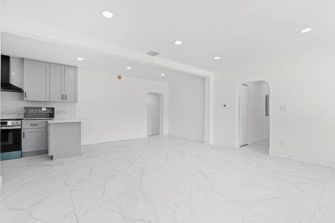 House in Fort Lauderdale, Florida 5 bedrooms, 169.55 sq.m. № 2069655 - photo 5