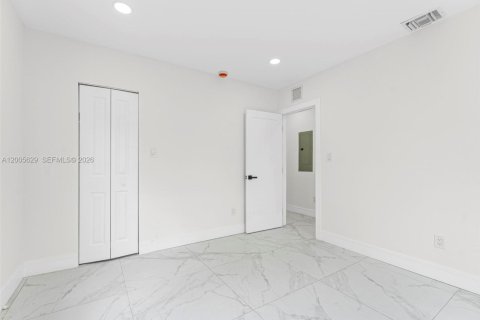 House in Fort Lauderdale, Florida 5 bedrooms, 169.55 sq.m. № 2069655 - photo 13