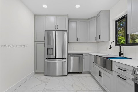 House in Fort Lauderdale, Florida 5 bedrooms, 169.55 sq.m. № 2069655 - photo 2