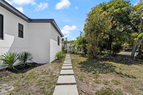 House in Fort Lauderdale, Florida 5 bedrooms, 169.55 sq.m. № 2069655 - photo 26