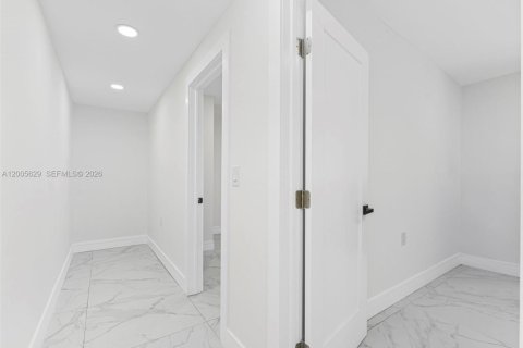 House in Fort Lauderdale, Florida 5 bedrooms, 169.55 sq.m. № 2069655 - photo 20