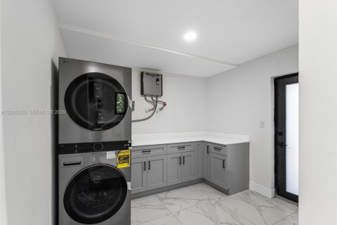 House in Fort Lauderdale, Florida 5 bedrooms, 169.55 sq.m. № 2069655 - photo 25