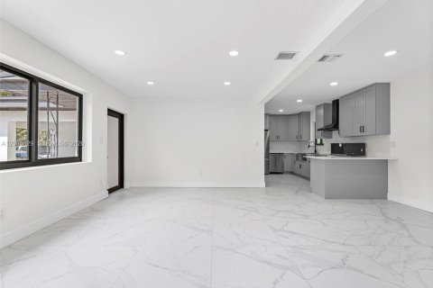 House in Fort Lauderdale, Florida 5 bedrooms, 169.55 sq.m. № 2069655 - photo 19