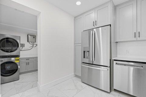 House in Fort Lauderdale, Florida 5 bedrooms, 169.55 sq.m. № 2069655 - photo 4