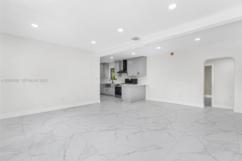 House in Fort Lauderdale, Florida 5 bedrooms, 169.55 sq.m. № 2069655 - photo 8