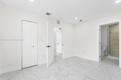 House in Fort Lauderdale, Florida 5 bedrooms, 169.55 sq.m. № 2069655 - photo 15