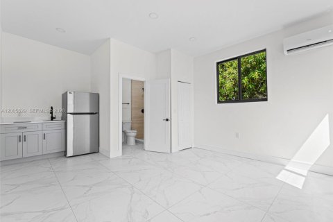 House in Fort Lauderdale, Florida 5 bedrooms, 169.55 sq.m. № 2069655 - photo 29